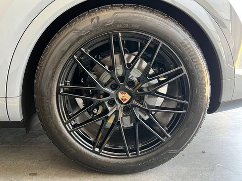 Used 2025 Porsche Cayenne S AWD/4WD image 10