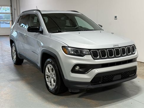 Used 2024 Jeep Compass Latitude AWD/4WD image 5
