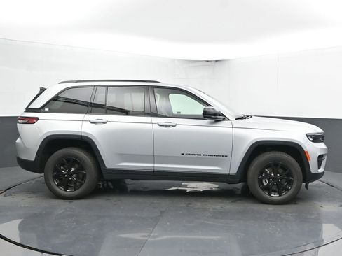 Used 2024 Jeep Grand Cherokee Altitude image 12