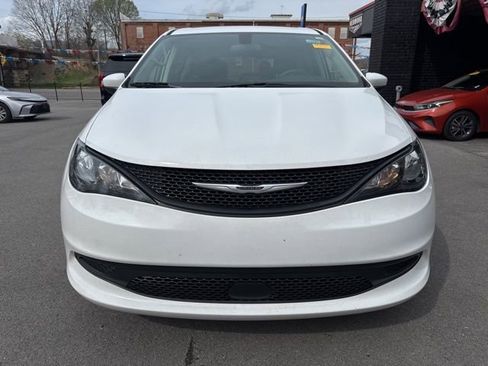 Used 2022 Chrysler Voyager LX image 4