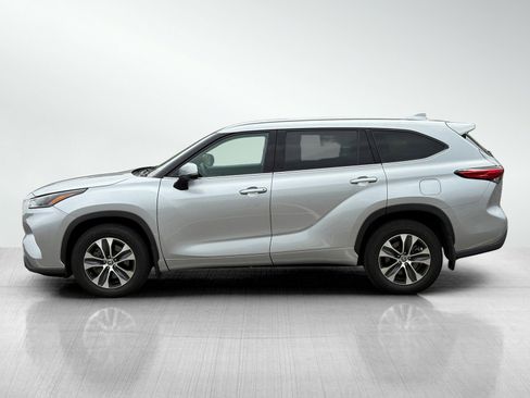 Used 2021 Toyota Highlander XLE AWD/4WD image 4