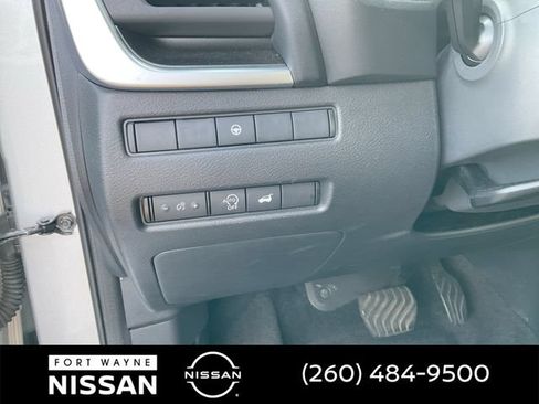 Used 2025 Nissan Rogue SV AWD/4WD image 18