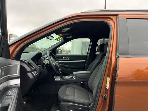 Used 2017 Ford Explorer XLT w/ Equipment Group 201A AWD/4WD image 13