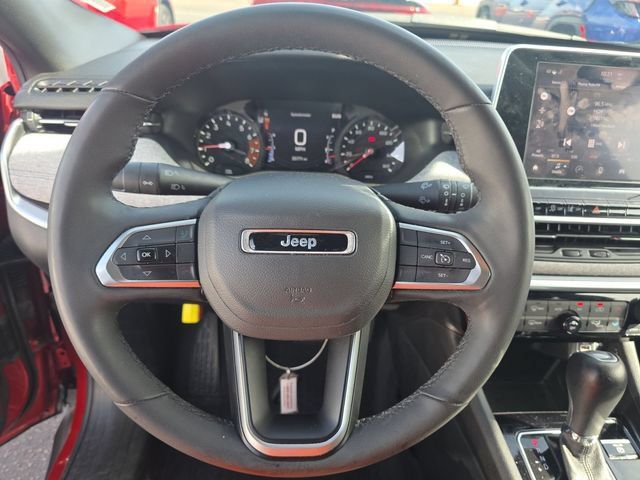 Used 2025 Jeep Compass Latitude w/ Sun & Sound Group AWD/4WD image 9