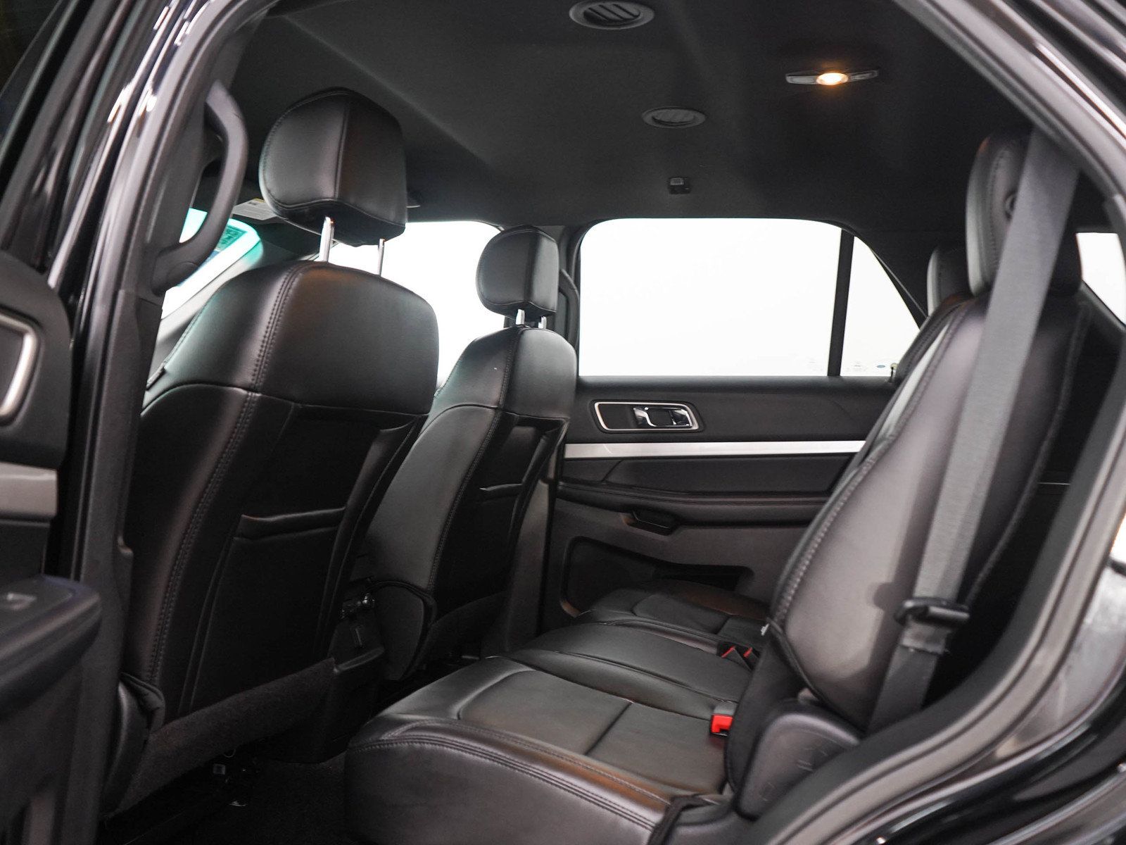 Used 2017 Ford Explorer XLT w/ Equipment Group 202A AWD/4WD image 19