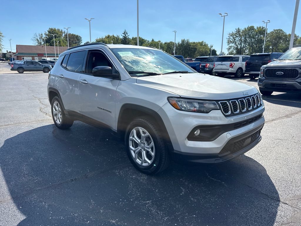 Used 2024 Jeep Compass Latitude AWD/4WD image 4