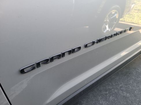 Used 2024 Jeep Grand Cherokee Limited w/ Black Appearance Package RWD image 9
