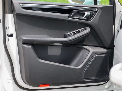 Certified 2026 Porsche Macan AWD/4WD image 6