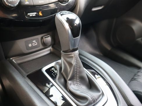 Used 2019 Nissan Rogue SV image 26