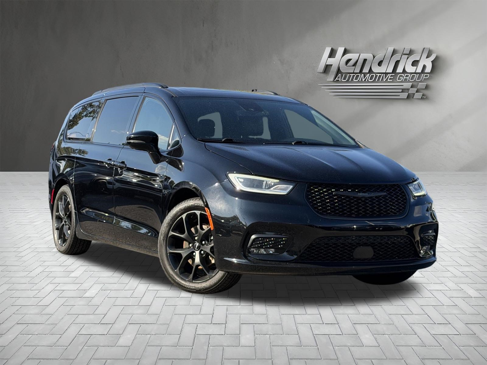 Used 2025 Chrysler Pacifica Limited FWD image 2