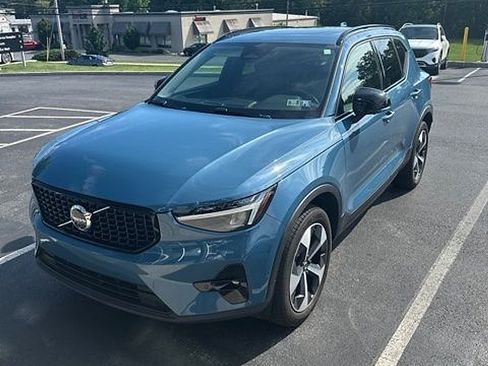 Used 2024 Volvo XC40 B5 Plus AWD/4WD image 1