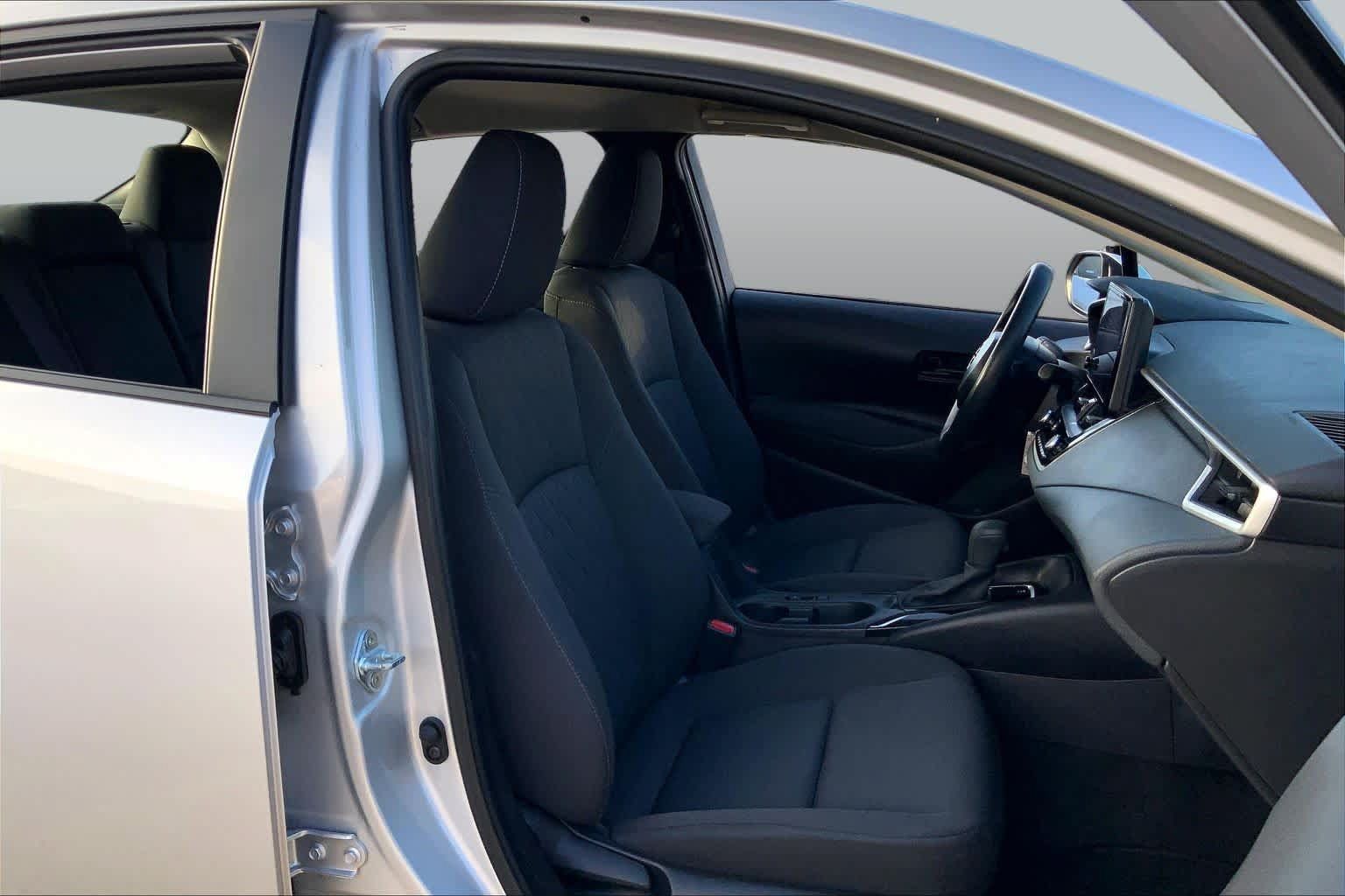 Used 2025 Toyota Corolla LE FWD image 9