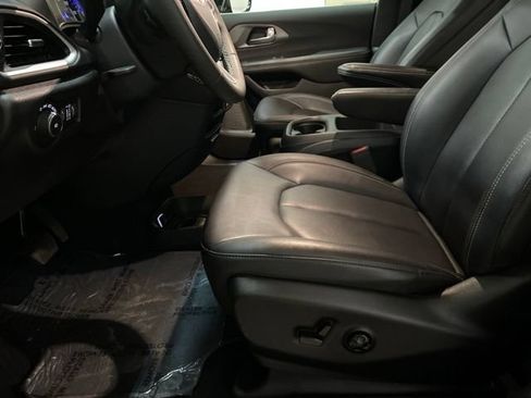 Used 2025 Chrysler Pacifica Select FWD image 62