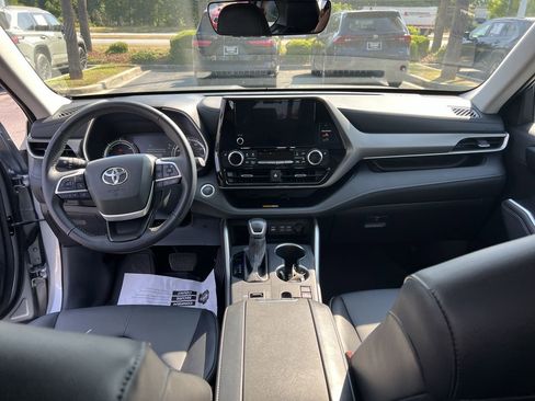 Used 2025 Toyota Highlander XLE AWD/4WD image 31
