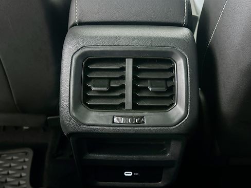 Used 2022 Volkswagen Taos SE w/ Panoramic Sunroof Package FWD image 29
