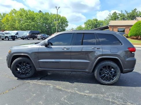 Used 2018 Jeep Grand Cherokee Altitude AWD/4WD image 17
