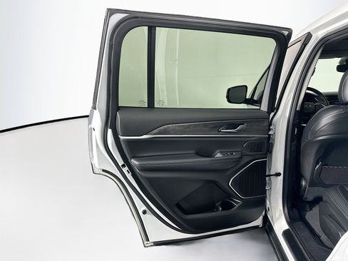 Used 2022 Jeep Grand Cherokee L Limited w/ Black Appearance Package image 27