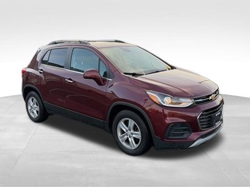 Used 2017 Chevrolet Trax LT w/ Sun & Sound Package FWD image 7