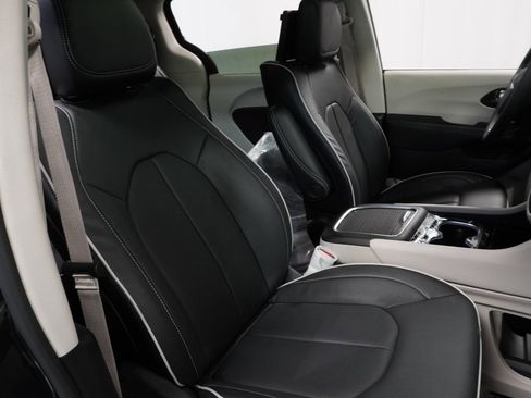 New 2023 Chrysler Pacifica Limited w/ Uconnect Theater Family Group image 35