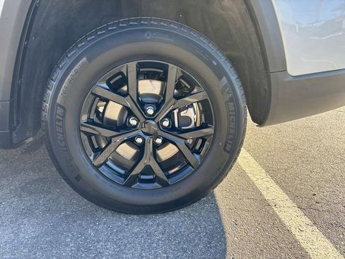 Used 2024 Jeep Grand Cherokee L Laredo image 17