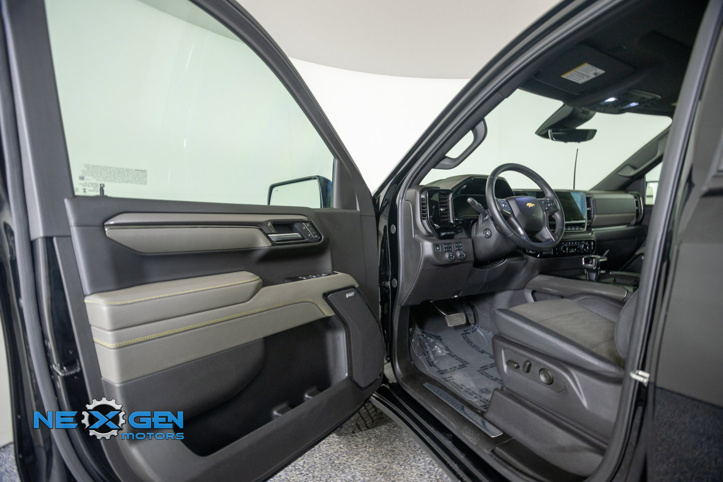 Used 2025 Chevrolet Silverado 1500 ZR2 w/ Technology Package AWD/4WD image 10