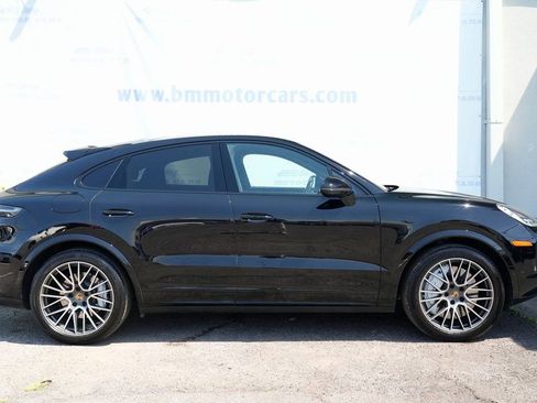 Used 2022 Porsche Cayenne Turbo image 7