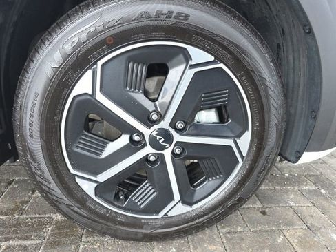 Used 2025 Kia Niro EX image 7