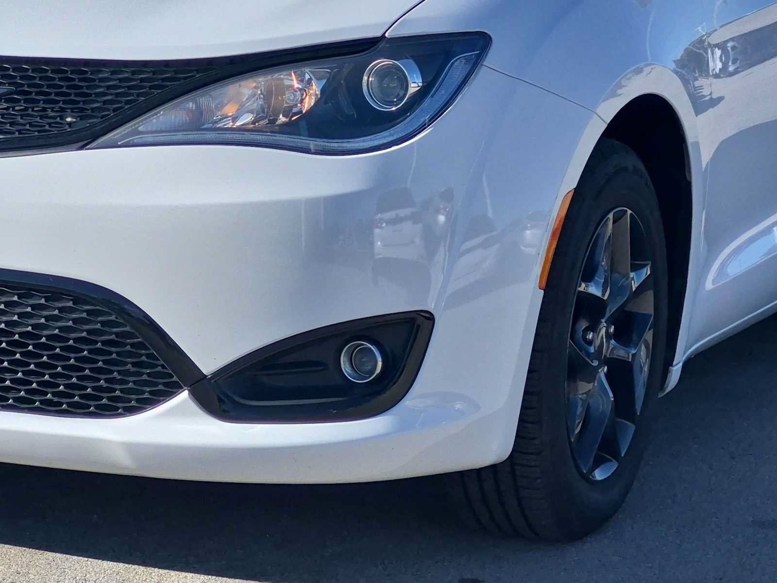 Used 2019 Chrysler Pacifica Touring Plus w/ S Appearance Package FWD image 11