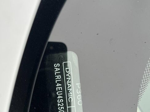 Certified 2025 Land Rover Discovery Dynamic SE image 37