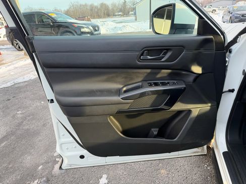 Used 2024 Nissan Pathfinder SV image 12