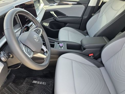 New 2026 Volkswagen Tiguan SE FWD image 9