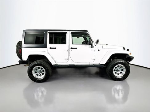 Used 2015 Jeep Wrangler Unlimited Sahara w/ Connectivity Group AWD/4WD image 14