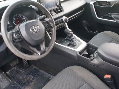 Used 2021 Toyota RAV4 LE FWD image 12