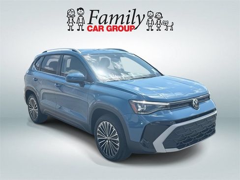 Used 2025 Volkswagen Taos SE FWD image 2