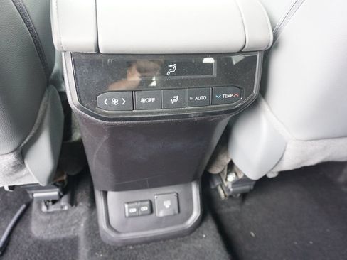 Used 2024 Toyota Highlander Limited FWD image 16