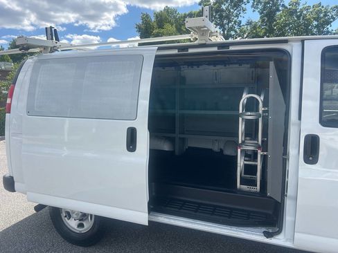 Used 2017 Chevrolet Express 2500 RWD image 21