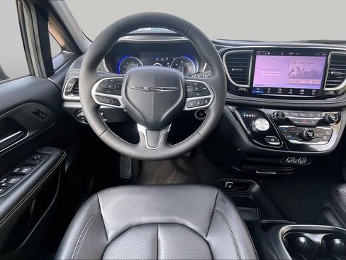 Used 2025 Chrysler Pacifica Select FWD image 6