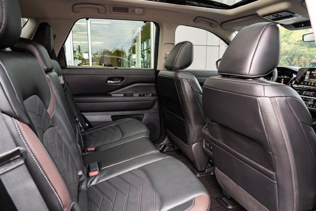 Used 2025 Nissan Pathfinder Platinum w/ Black Appearance Package AWD/4WD image 28