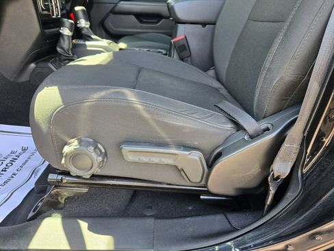 Used 2018 Jeep Wrangler Unlimited Sahara AWD/4WD image 15