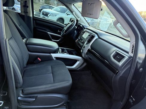 Used 2018 Nissan Titan SV w/ SV Convenience Package image 14