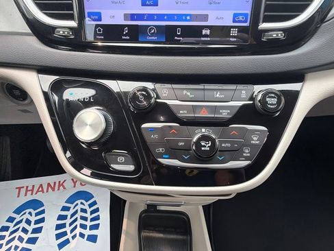 Used 2023 Chrysler Pacifica Touring-L FWD image 19