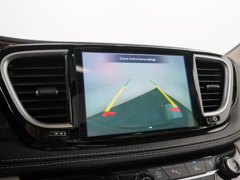 Used 2023 Chrysler Pacifica Limited FWD image 28