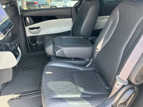 Used 2023 Kia Carnival EX FWD image 14