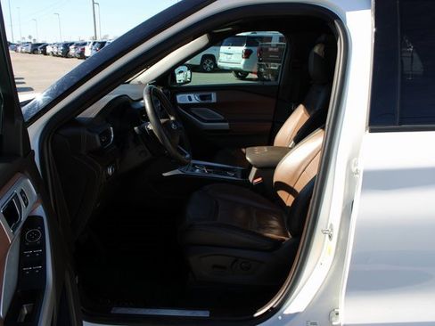 Used 2021 Ford Explorer King Ranch w/ Premium Technology Package image 13