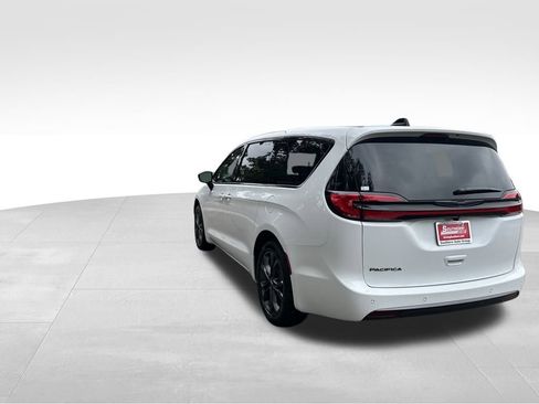 New 2026 Chrysler Pacifica Select image 4