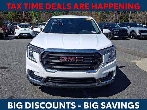 Used 2024 GMC Terrain SLE image 3