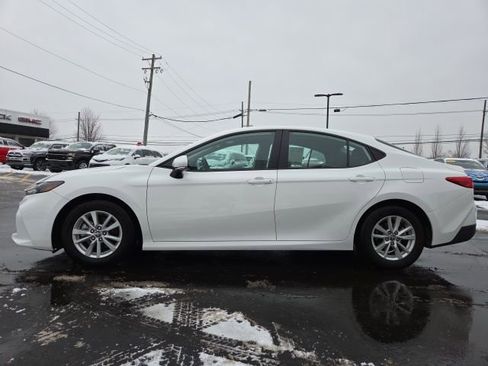 Used 2025 Toyota Camry LE image 4