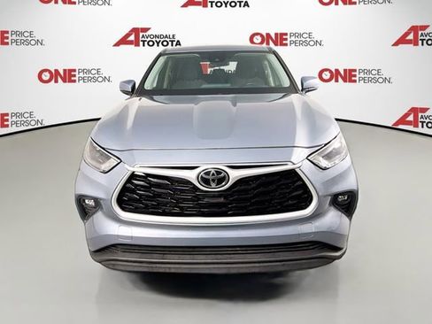 Used 2023 Toyota Highlander LE FWD image 2