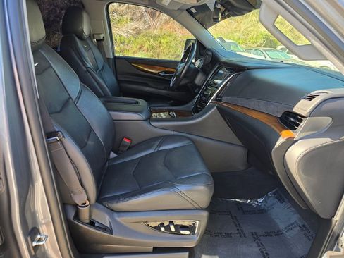 Used 2020 Cadillac Escalade Premium Luxury AWD/4WD image 33