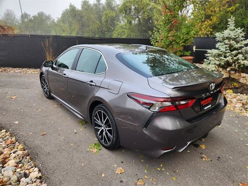 Used 2023 Toyota Camry SE image 3